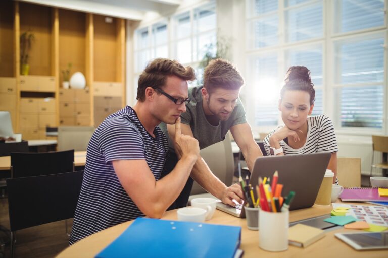 Personas trabajando en equipo